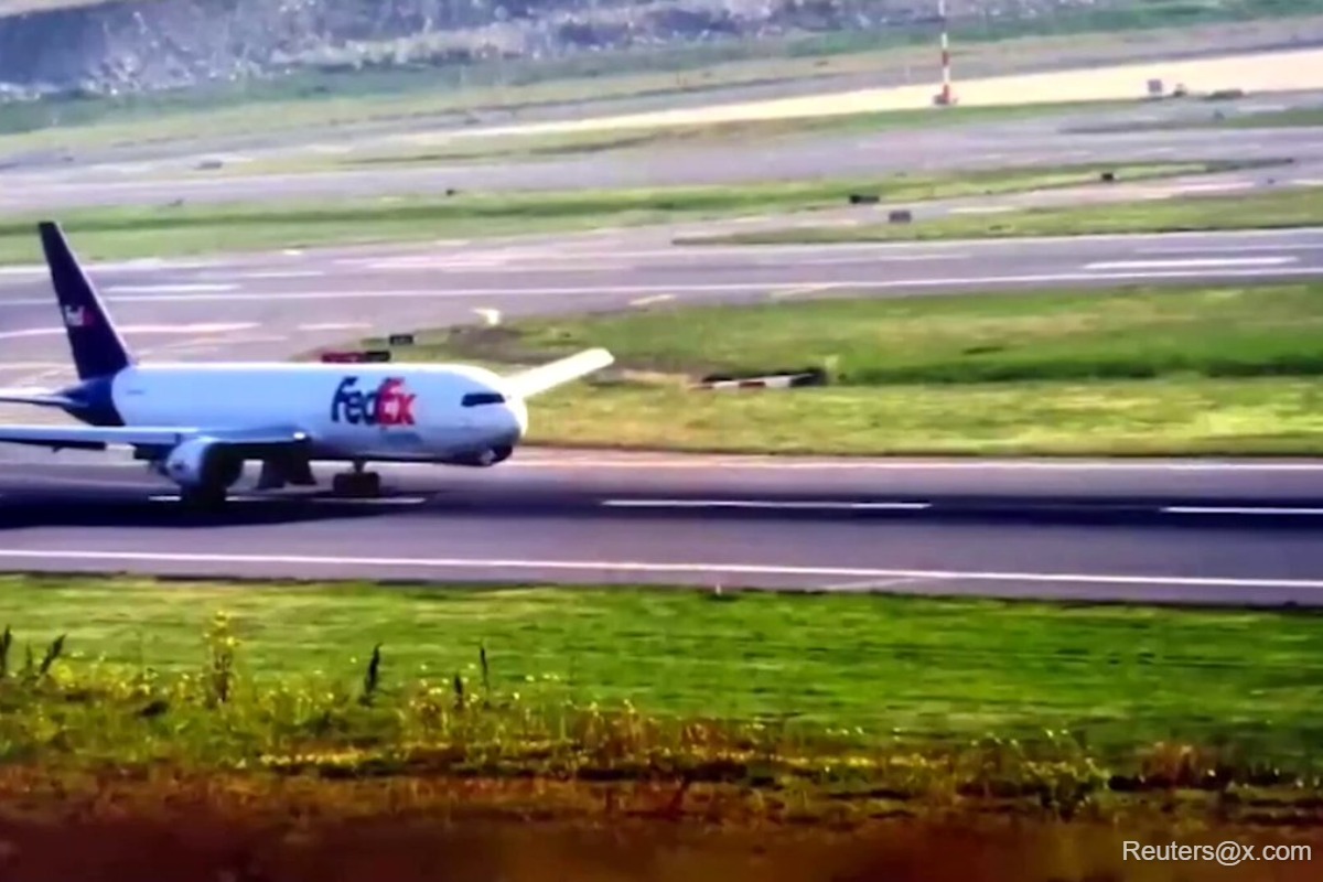 ntsb-faa-to-investigate-fedex-plane-engine-fire-emergency-landing